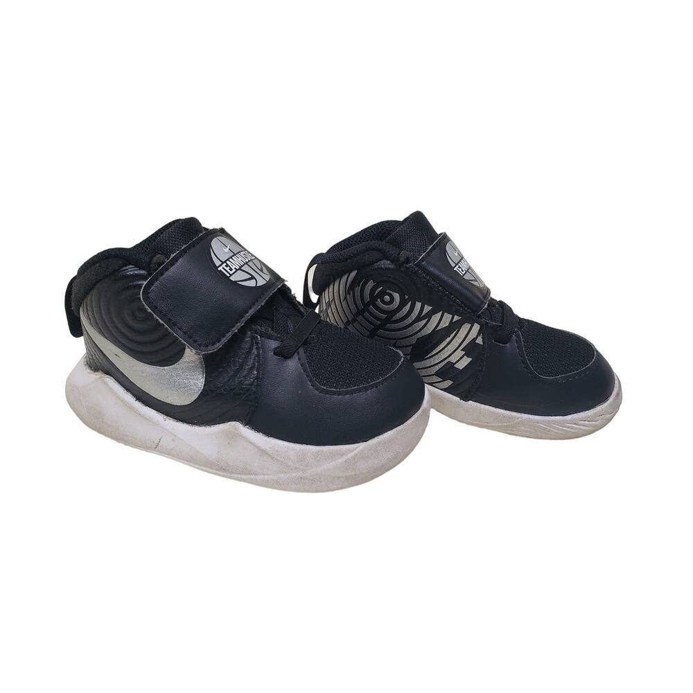 Nike Team Hustle Black Silver & White Design Kids Shoes Sneakers • Size 6C Kids